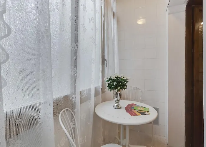 לינה וארוחת בוקר Lulu House *