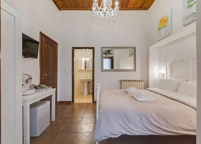 לינה וארוחת בוקר Lulu House *