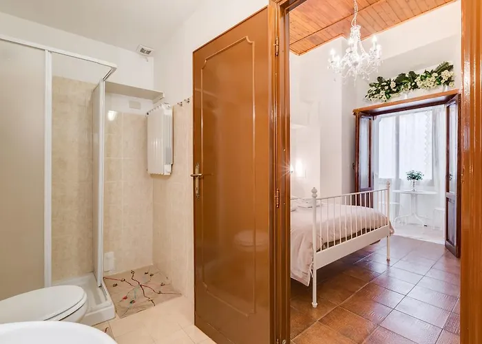 לינה וארוחת בוקר Lulu House *